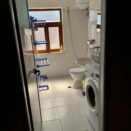 Borbardha Dhe 7 Xhuxhat Lägenhet
