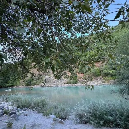 Borbardha Dhe 7 Xhuxhat * Tropoje