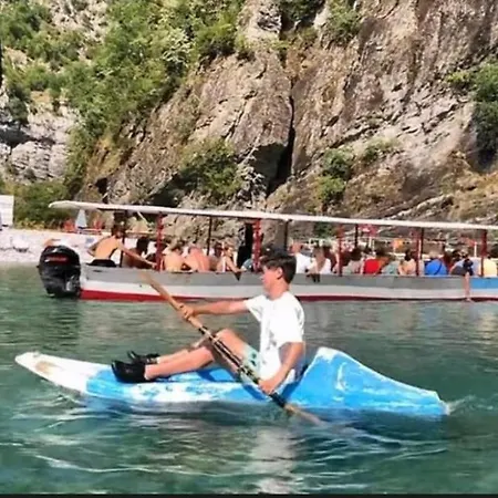 Borbardha Dhe 7 Xhuxhat * Tropoje