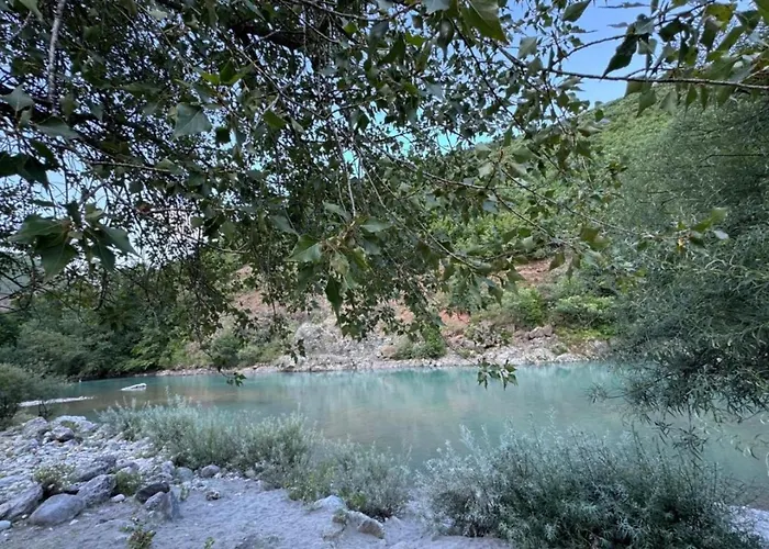 Borbardha Dhe 7 Xhuxhat * Tropoje