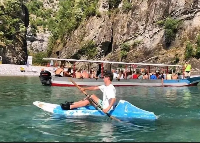 Borbardha Dhe 7 Xhuxhat * Tropoje